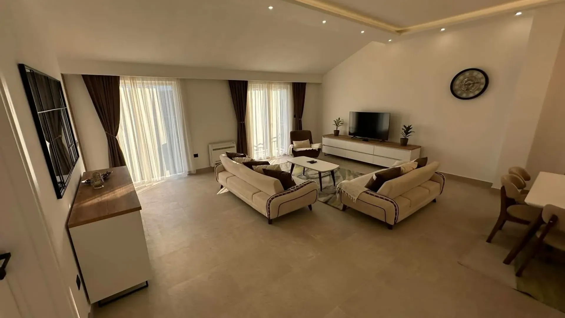 Izdavanje, dvosoban stan, 90m², Seljanovo, Tivat