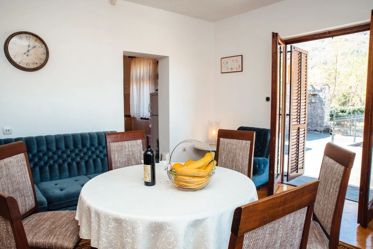 Izdavanje, dvosoban stan, 91m², Škaljari, Kotor