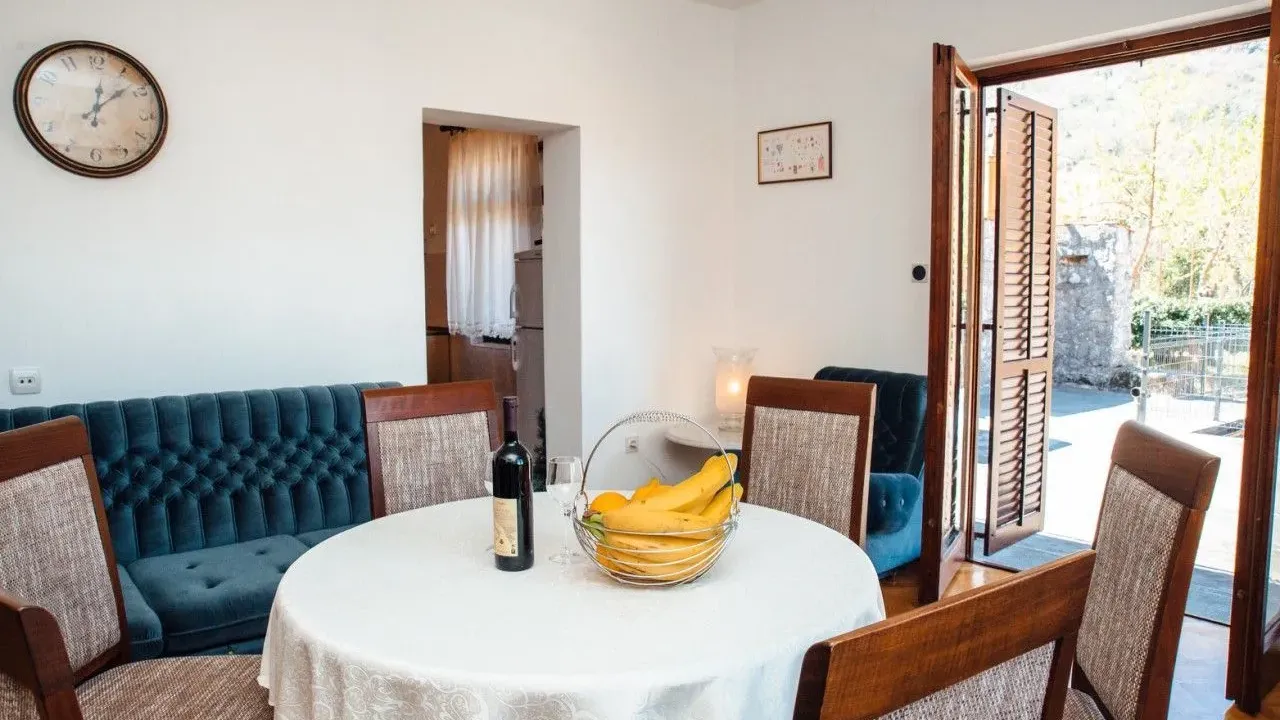 Izdavanje, dvosoban stan, 91m², Škaljari, Kotor