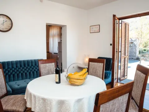 Izdavanje, dvosoban stan, 91m², Škaljari, Kotor - image 1