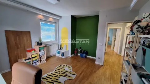 Dnevna soba sa drvenim podom, prozorom i policama za odlaganje. - image 9