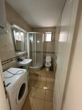 Kupatilo sa tuš kabinom i veš mašinom. - image 14