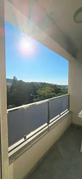 Pogled sa popločane terase na zelenilo i okolinu. - image 7