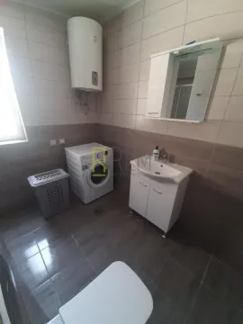 Moderno opremljeno kupatilo sa veš mašinom i bojlerom. - image 7