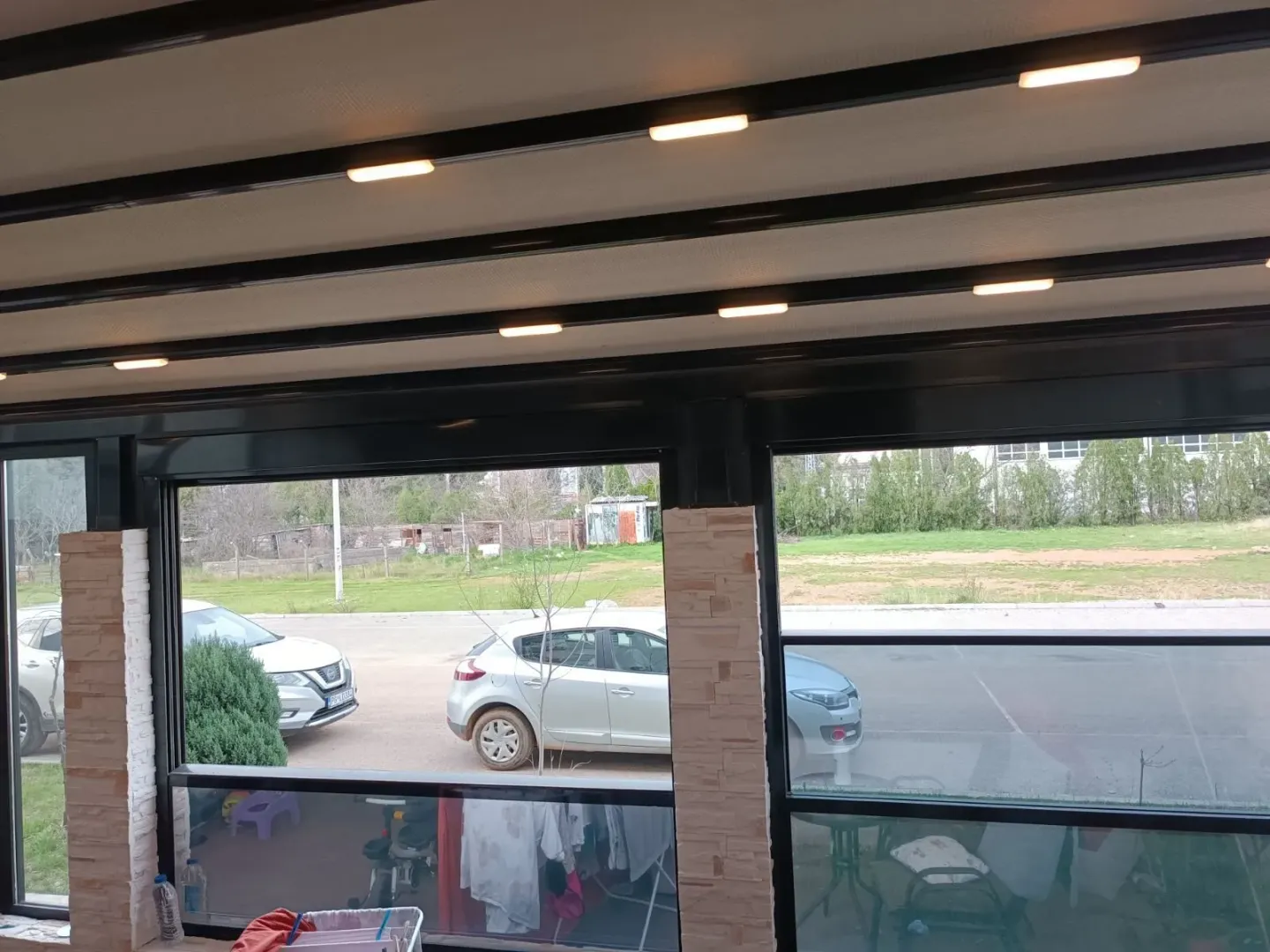 Natkrivena terasa sa ugrađenom rasvjetom i pogledom na spoljašnji prostor.
