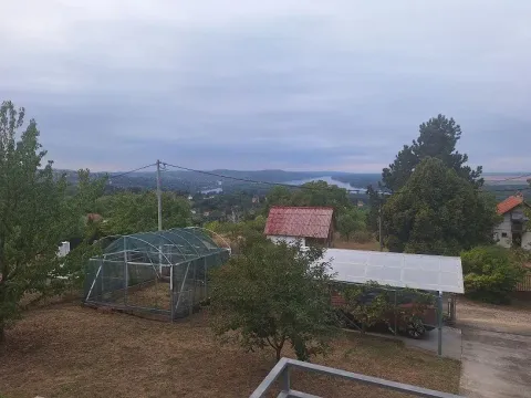 Pogled iz vazduha na dvorište i okolni pejzaž sa rekom u daljini. - image 9