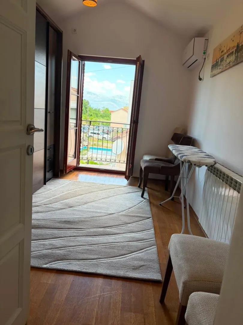 Izdavanje, kuća, 130m², Radanovići, Kotor