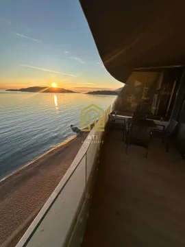 Terasa sa garniturom za sedenje i pogledom na more u toku zalaska sunca. - image 11