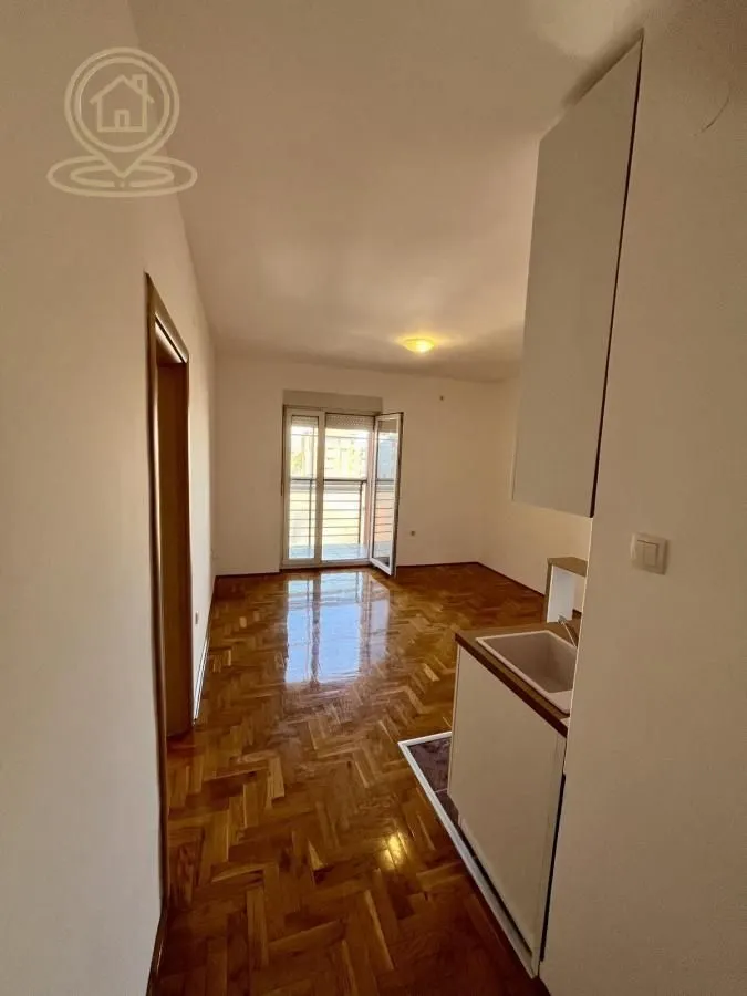 Izdavanje, jednosoban stan, 40m², Adamovićevo Naselje, Novi Sad Sve Podlokacije
