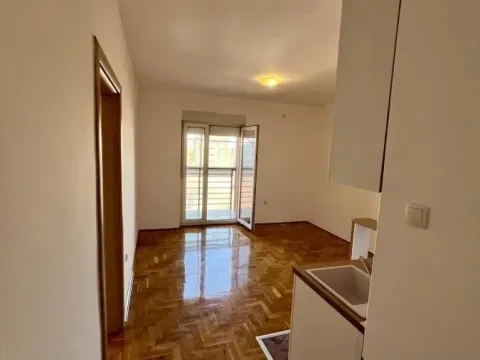 Stan in Adamovićevo Naselje