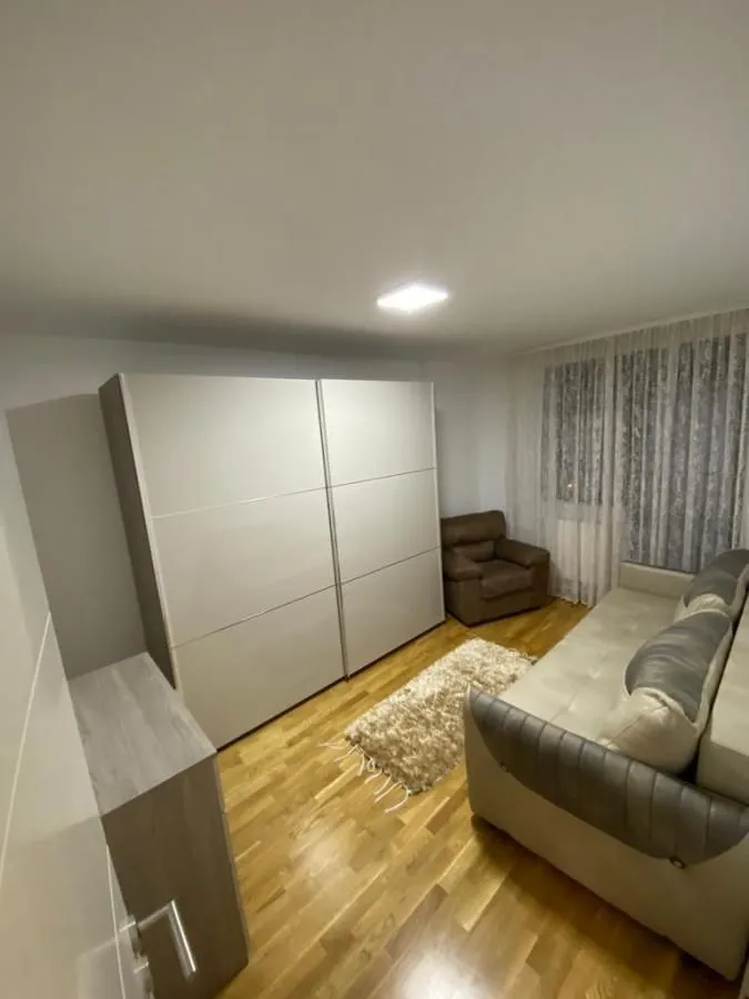 Izdavanje, dvosoban stan, 65m², Centar, Niš
