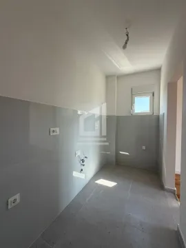 Nenamještena kuhinja sa sivim pločicama i pripremljenim instalacijama. - image 3