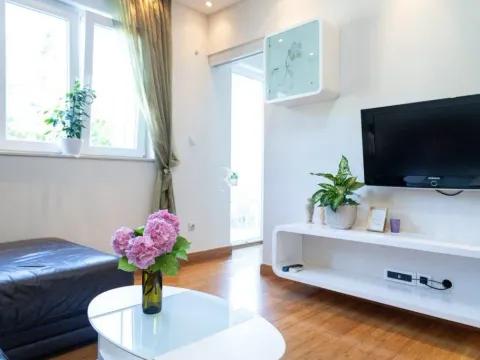 Izdavanje, dvosoban stan, 73m², Dobrota, Kotor - image 2