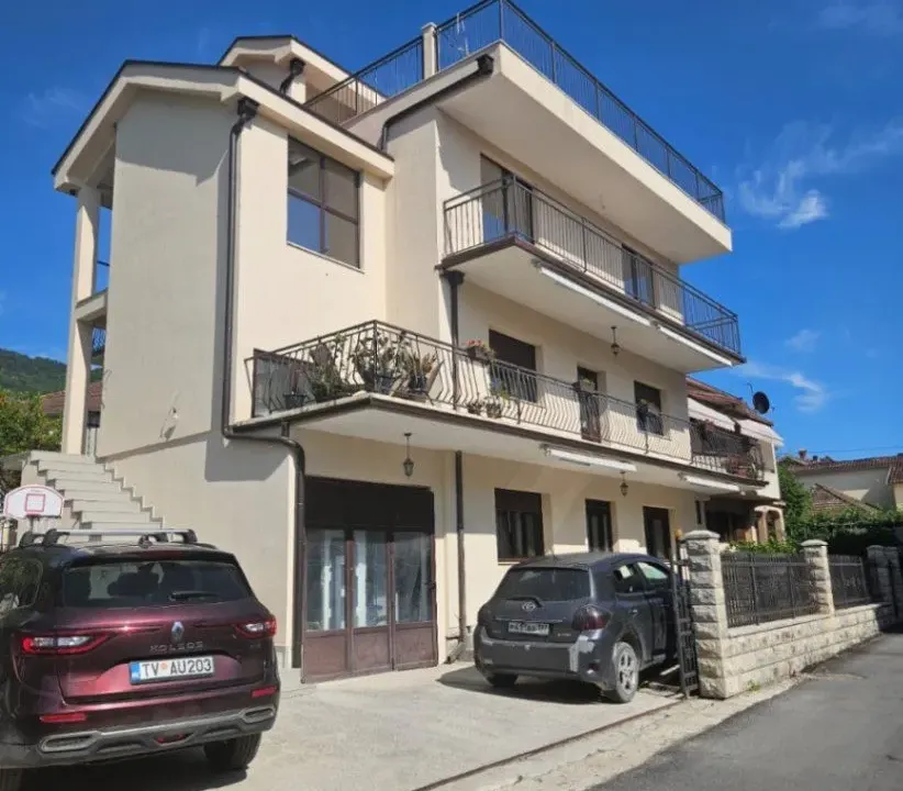 Izdavanje, dvosoban stan, 90m², Tivat, Crna Gora