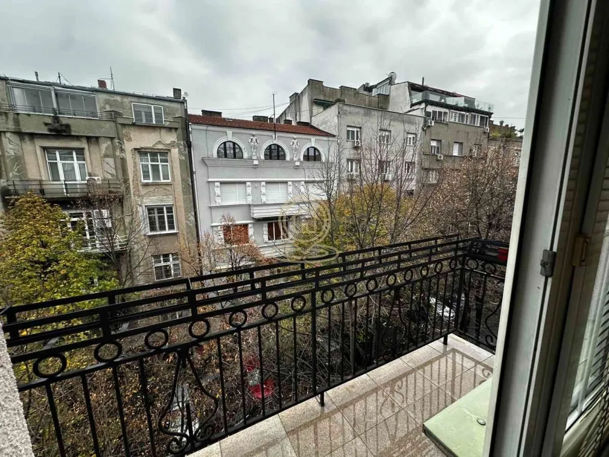 Pogled sa balkona na okolne zgrade i gradsku ulicu.