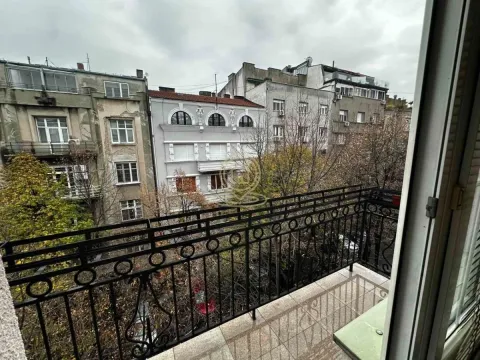 Pogled sa balkona na okolne zgrade i gradsku ulicu. - image 5