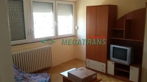 Dnevna soba sa drvenim nameštajem, televizorom i prozorima. - image 18