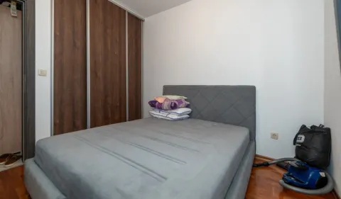 Spavaća soba sa bračnim krevetom i ugradnim ormarom. - image 5