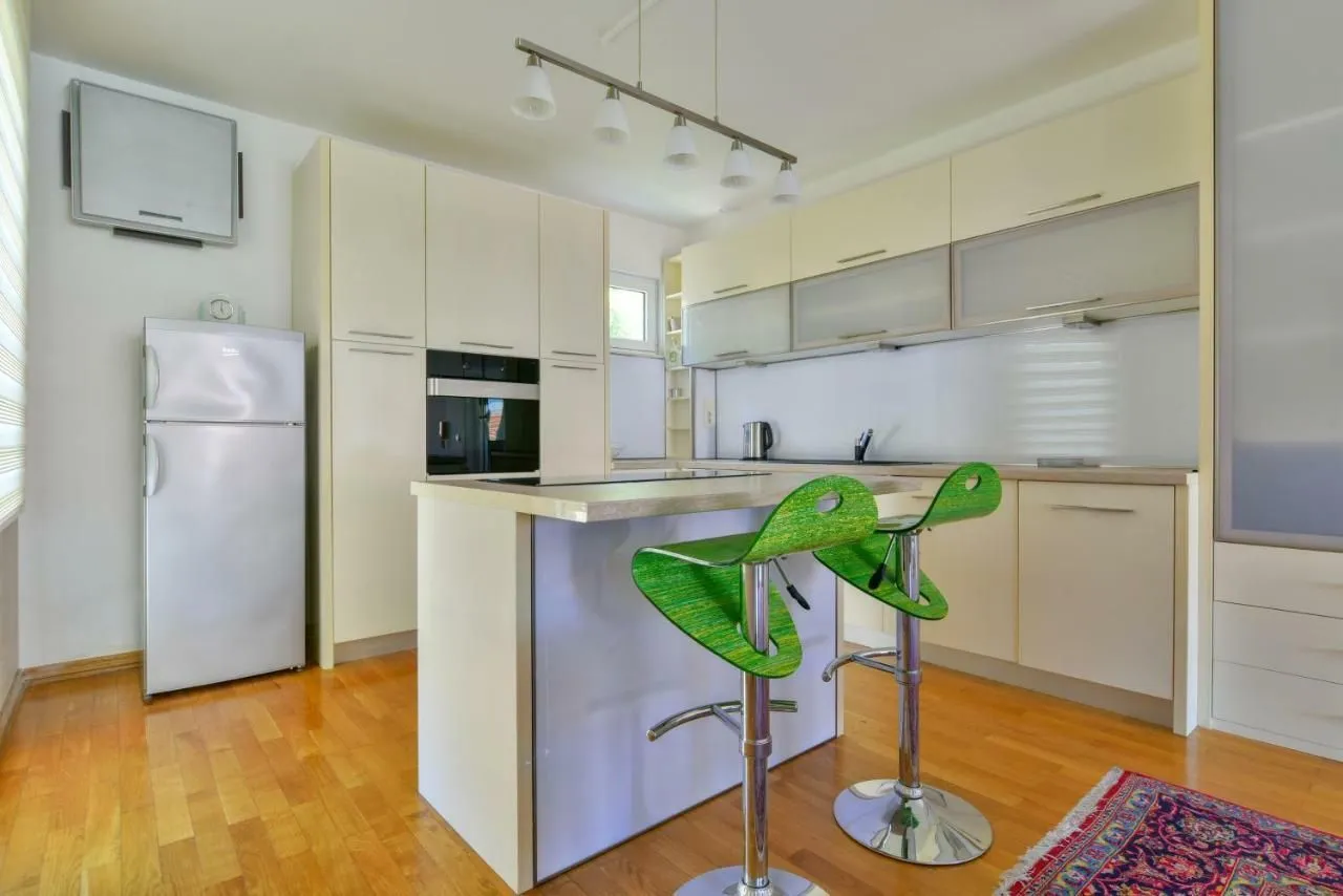 Prodaja, dvosoban stan, 70m², Sveti Stefan, Budva