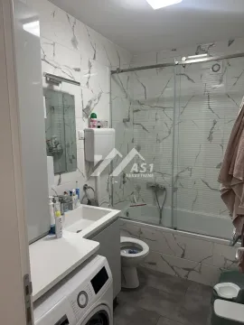 Moderno kupatilo sa kadom, tuš paravanom, umivaonikom i veš mašinom. - image 9