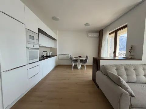 Moderna bijela kuhinja sa trpezarijom i izlazom na terasu. - image 13