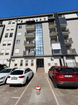 Spoljašnji izgled stambene zgrade sa parkingom i balkonima. - image 11
