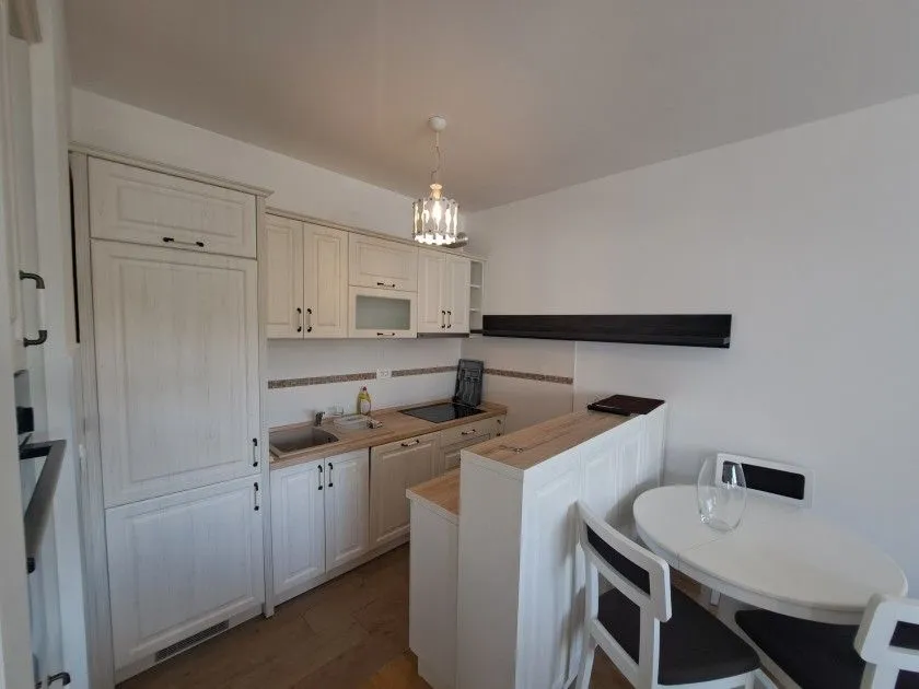 Izdavanje, dvosoban stan, 65m², Blok 6, Podgorica