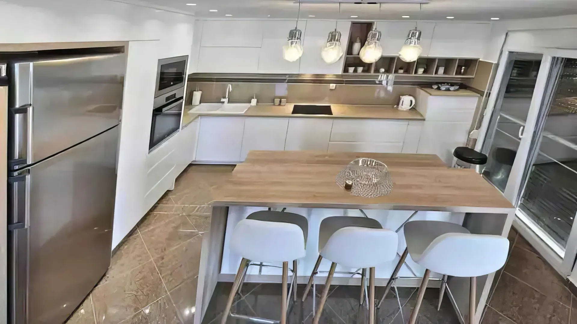 Izdavanje, trosoban stan, 150m², Pržno, Budva