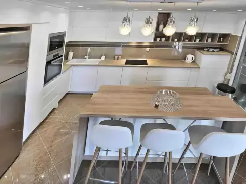 Izdavanje, trosoban stan, 150m², Pržno, Budva - image 11