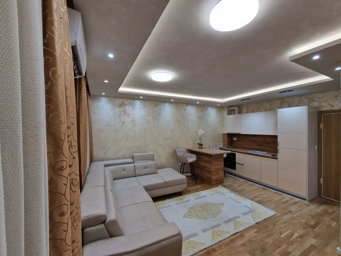 Dnevna soba spojena sa kuhinjom i trpezarijom.