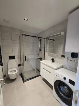 Moderne kupatilo sa tuš kabinom, umivaonikom i veš mašinom. - image 8