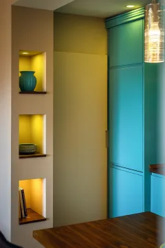 Moderni ugao kuhinje sa tirkiznim elementima i osvijetljenim zidnim nišama. - image 5