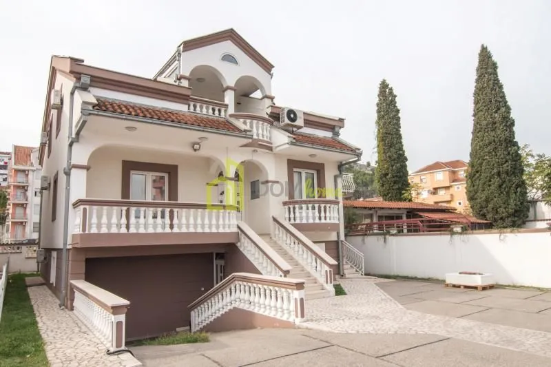 Izdavanje, kuća, 400m², Momišići, Podgorica