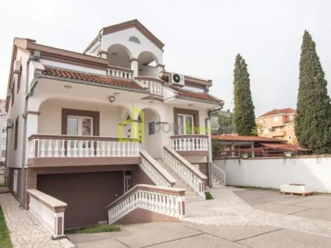 Izdavanje, kuća, 400m², Momišići, Podgorica - image 12