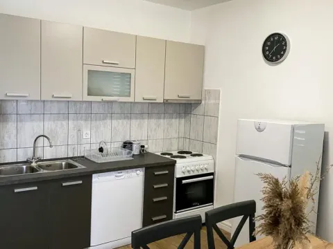 Izdavanje, trosoban stan, 90m², Budva, Crna Gora - image 22