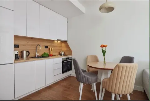 Moderna kuhinja sa trpezarijskim stolom i stolicama. - image 3