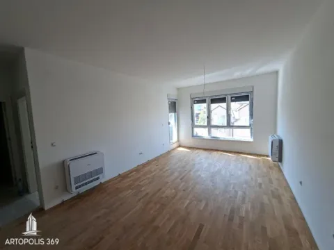 Prazna soba sa parketom i belim zidovima. - image 9
