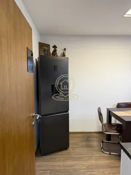Deo kuhinje sa frižiderom, trpezarijskim stolom i vratima sa natpisom. - image 7