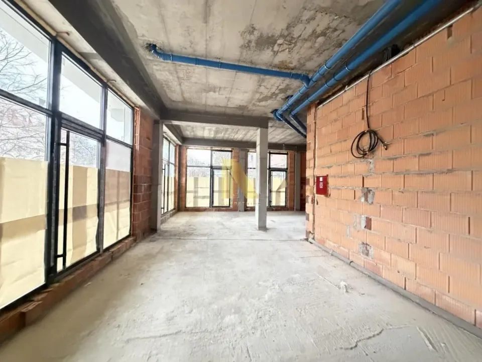 Izdavanje, poslovni prostor, 220m², Sajmište, Novi Sad