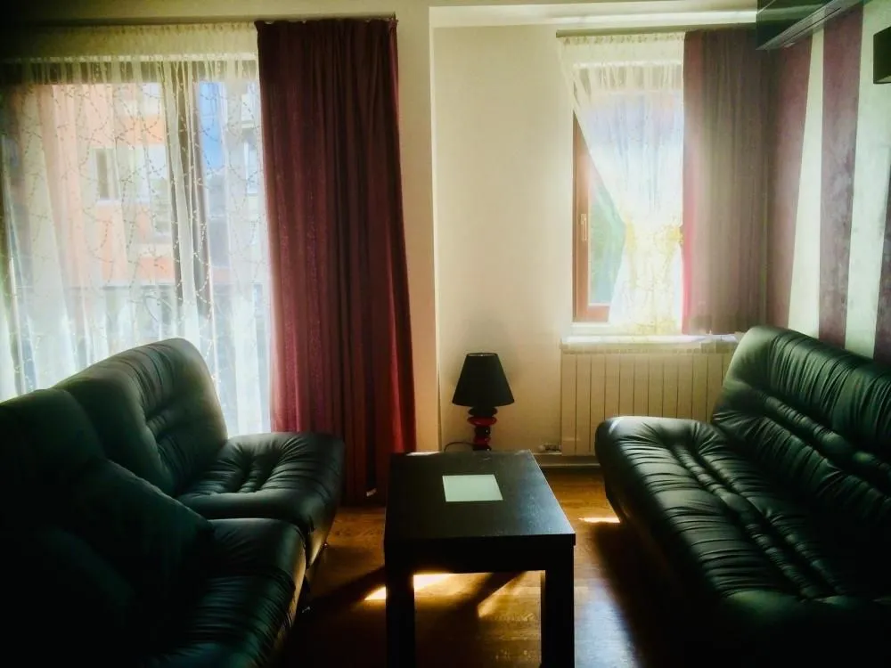 Dnevna soba sa garniturom za sedenje i stočićem.