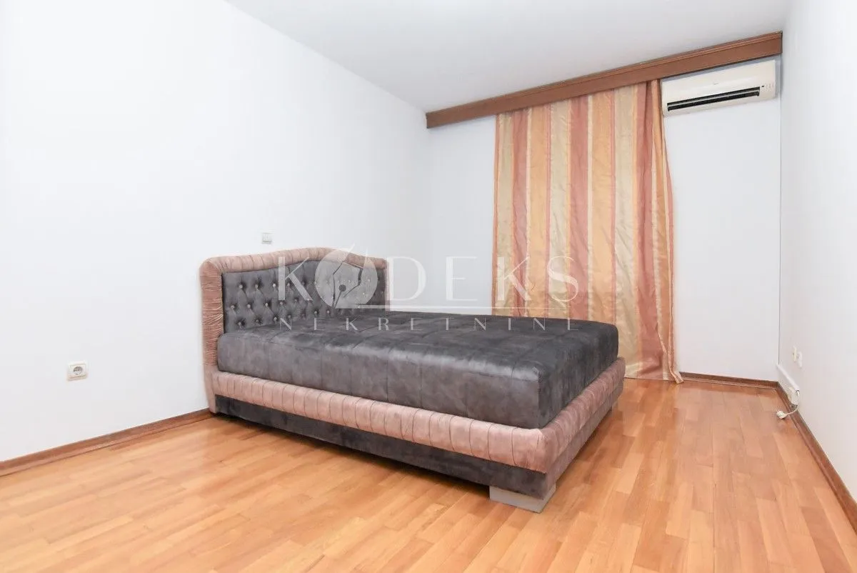 Izdavanje, dvosoban stan, 75m², Stara Varoš, Podgorica