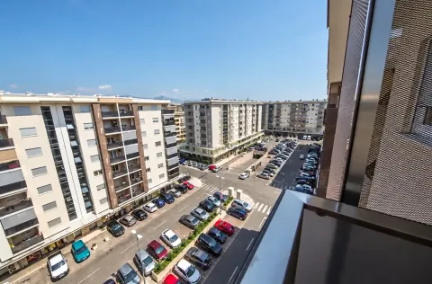Pogled sa terase na okolne stambene zgrade i parking. - image 11