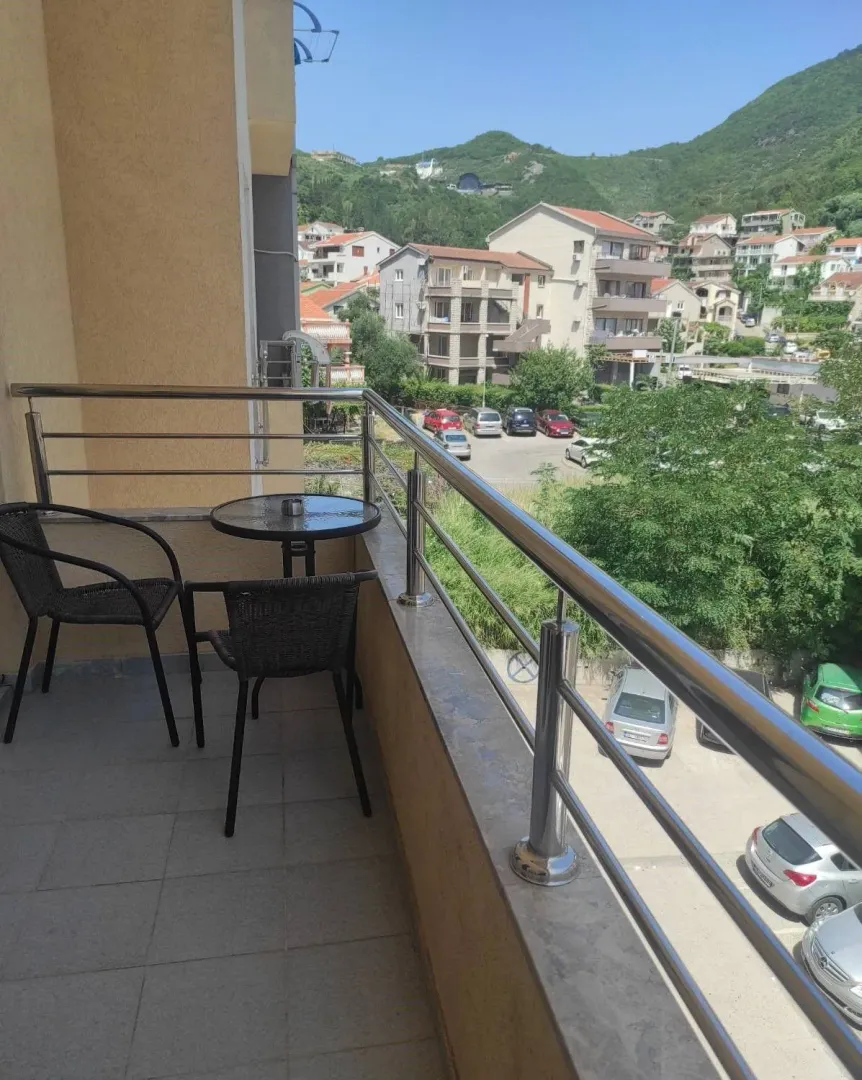 Furnished balcony with a table, chairs and view of the surroundings.