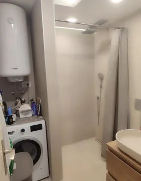 Kupatilo sa tuš kabinom, umivaonikom, mašinom za veš i bojlerom. - image 11
