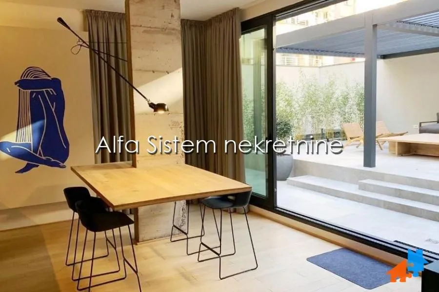 Living room with a dining table and access to the terrace.