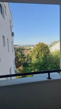 Pogled sa balkona na okolne zgrade i zelenilo. - image 12
