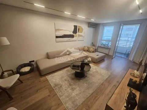 Dnevna soba sa garniturom, stočićem i izlazom na balkon. - image 3