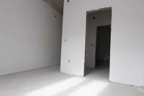 Prazna prostorija u sivoj fazi gradnje. - image 5
