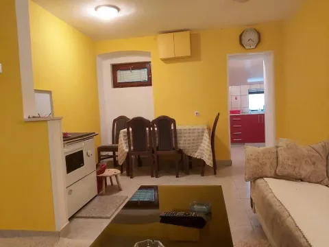 Dnevni boravak sa trpezarijskim stolom i žutim zidovima. - image 6