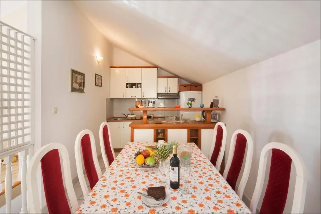 Izdavanje, dvosoban stan, 85m², Budva, Crna Gora